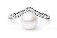 Eleganter Ring mit weißer Perle 7.5-8 mm in V-förmiger Zirkonia-Einfassung, 925er Silber, Gaura Pearls, Estland